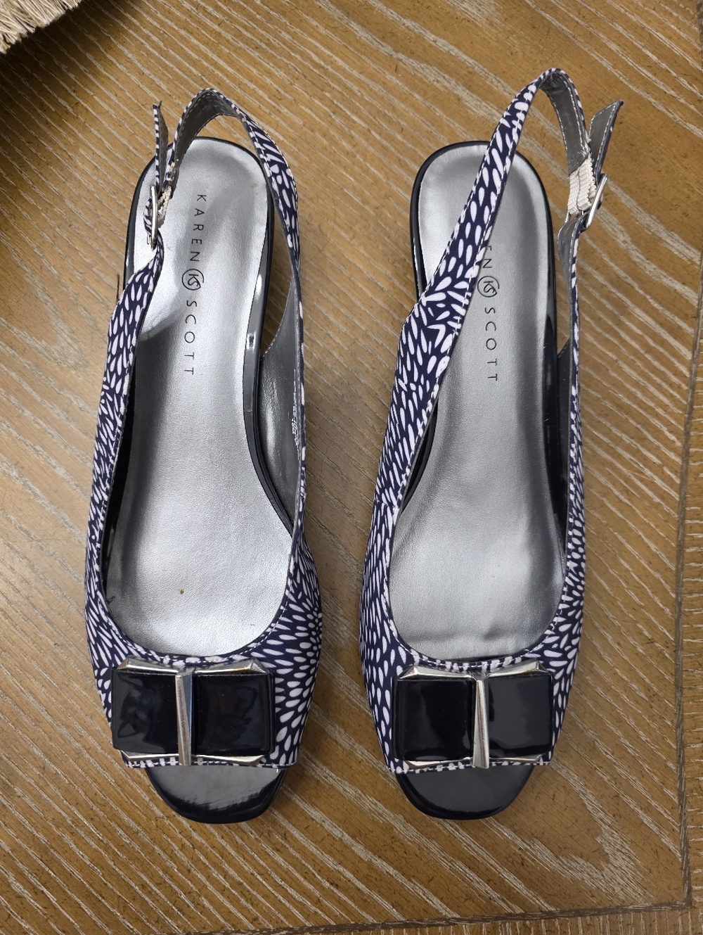 Karen Scott Blue And White Slingbacks With Silver Accents Size 10 NWOT